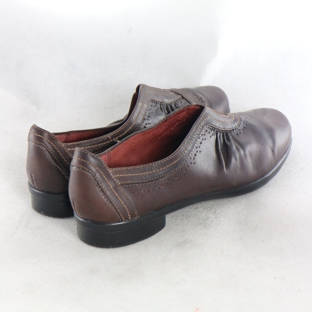 CLARKS Artisan SZ 7.5 Brown Gathered Leather Loafers - Picture 4 of 8